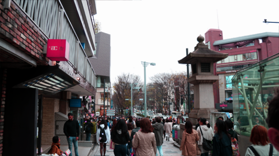 Große Menschenmassen in Harajuku.